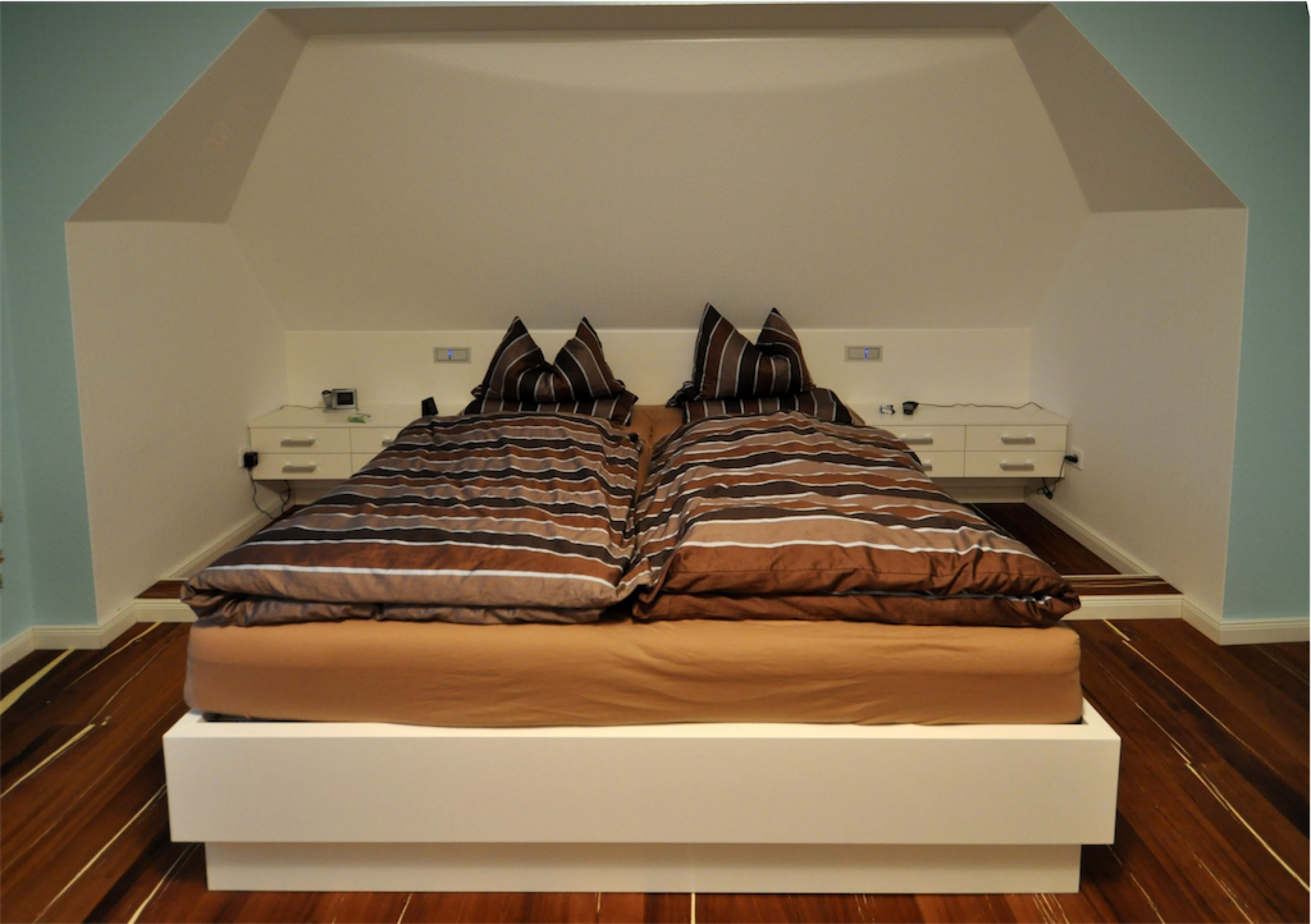 Doppelbett und Nachtschränke