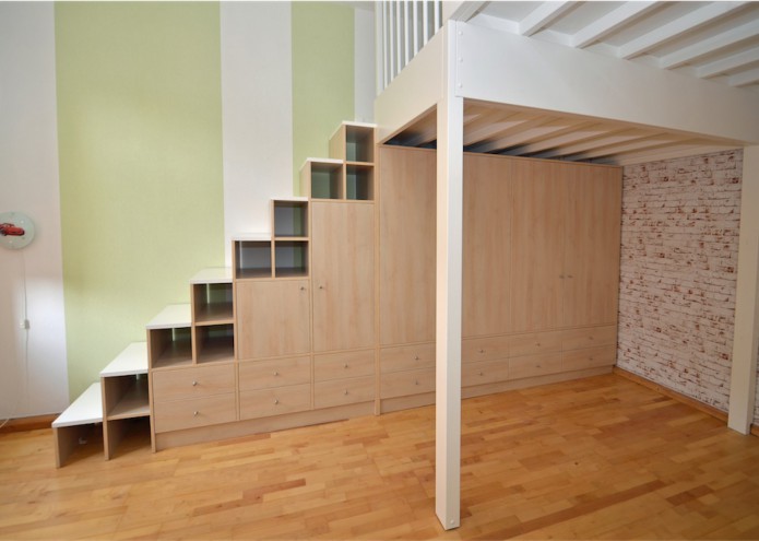 Einbauschrank als Treppe in Birke Dekor mit Hochbett in Kiefer/Fichte weiß lackiert