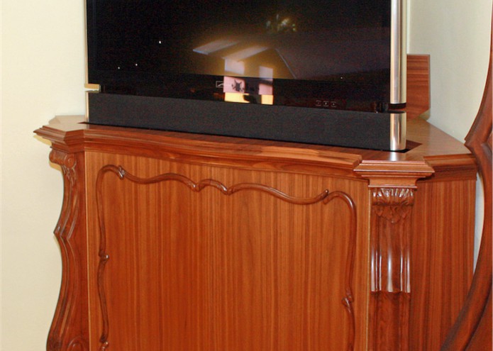 Eckschrank mit TV-Lift in Nussbaum