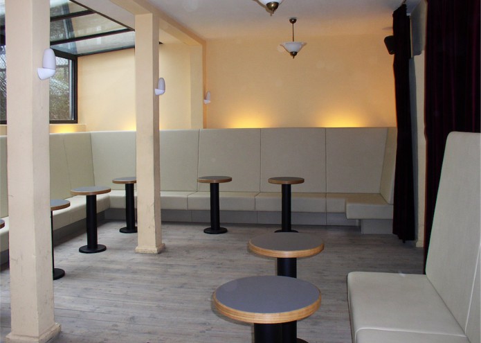 Lounge Bänke und Tische in einer Bar
